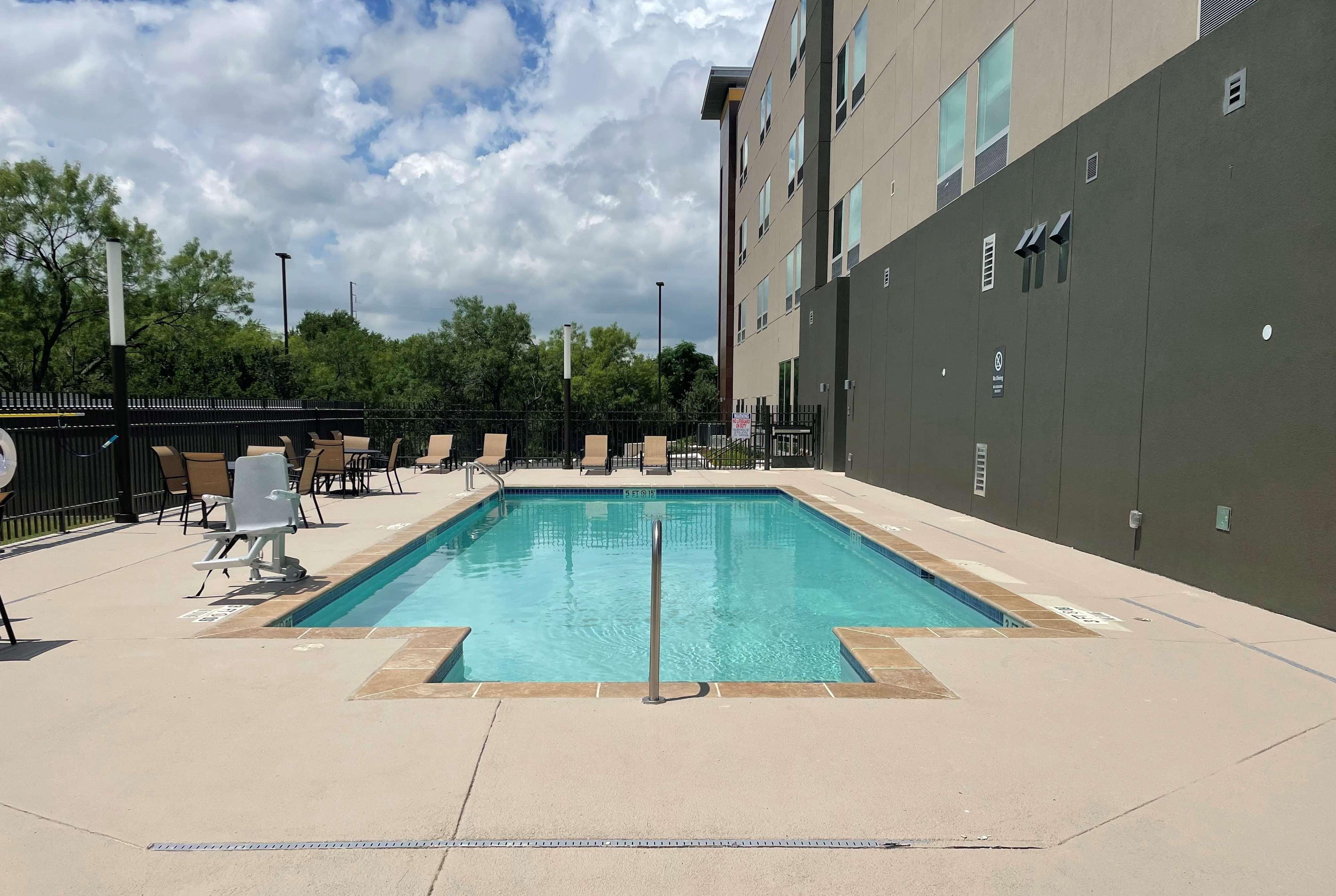 La Quinta Inn & Suites By Wyndham San Antonio Seaworld Lafb エクステリア 写真