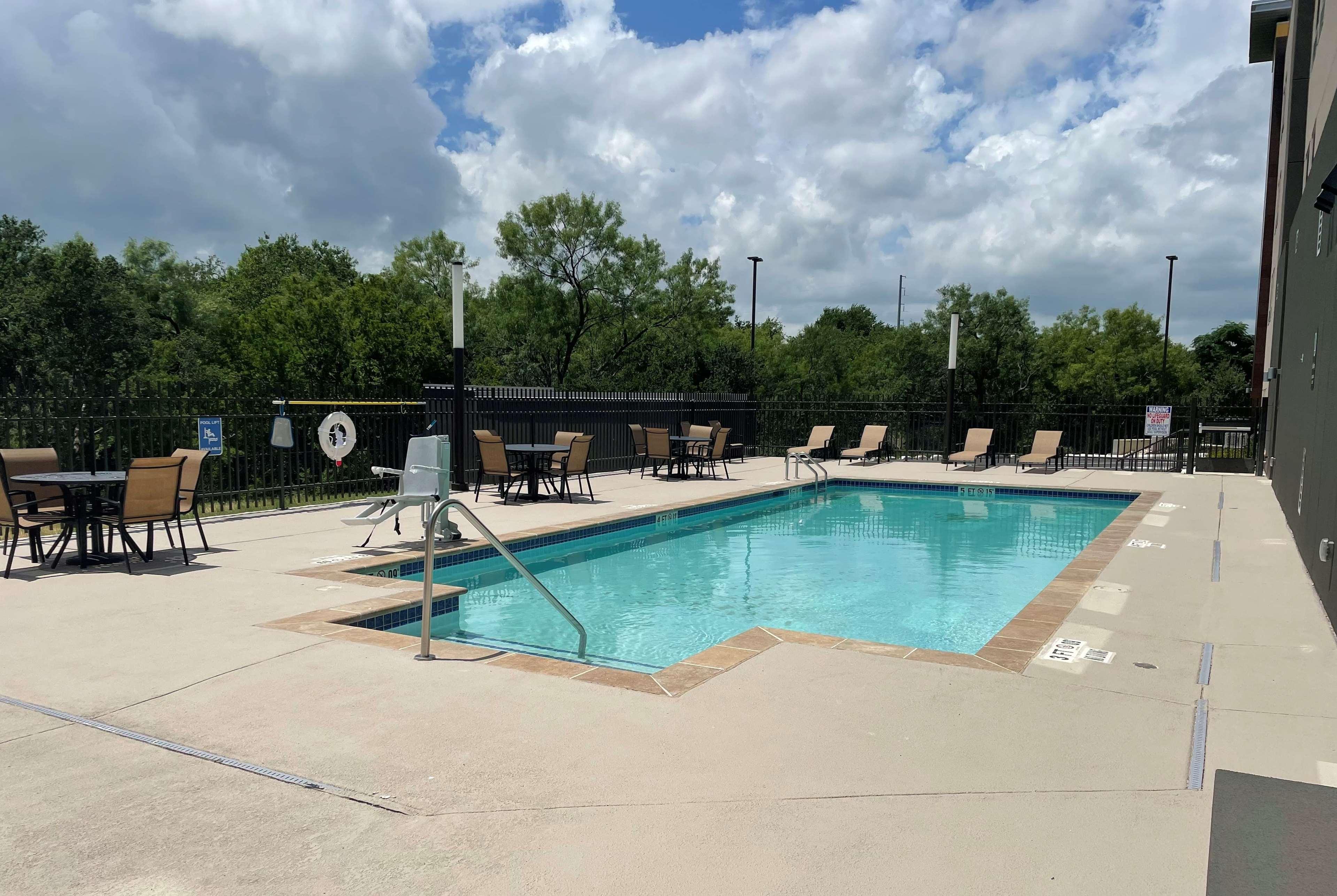 La Quinta Inn & Suites By Wyndham San Antonio Seaworld Lafb エクステリア 写真